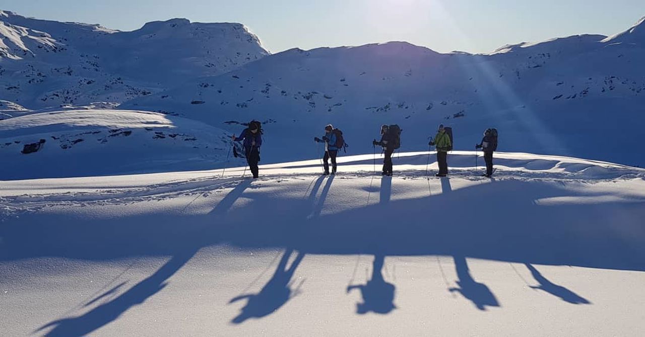 Bildet viser elever på fjellskitur