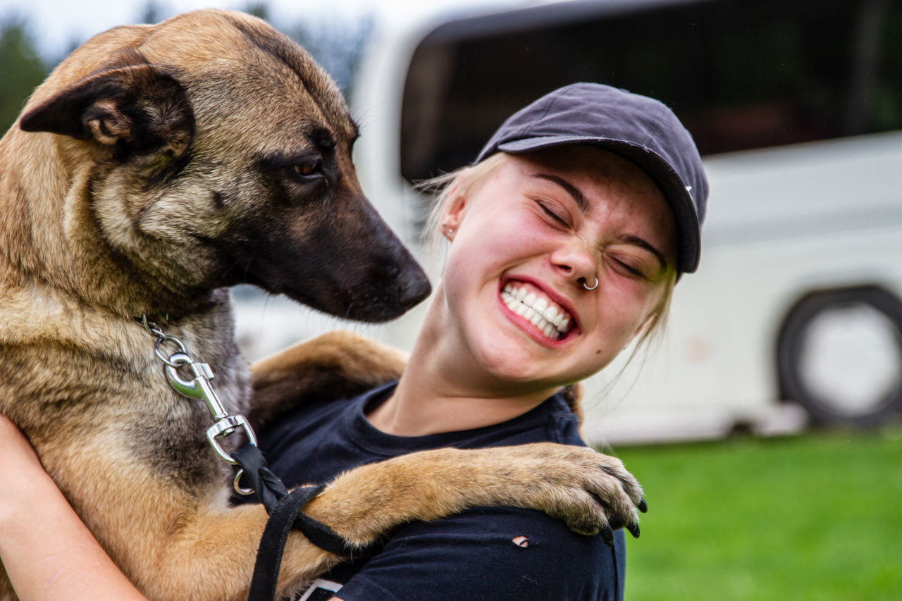 Bildet viser en elev sammen med en hund