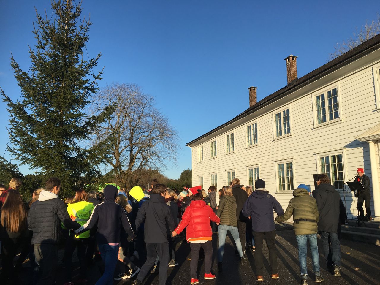 Elevar som går rundt juletre