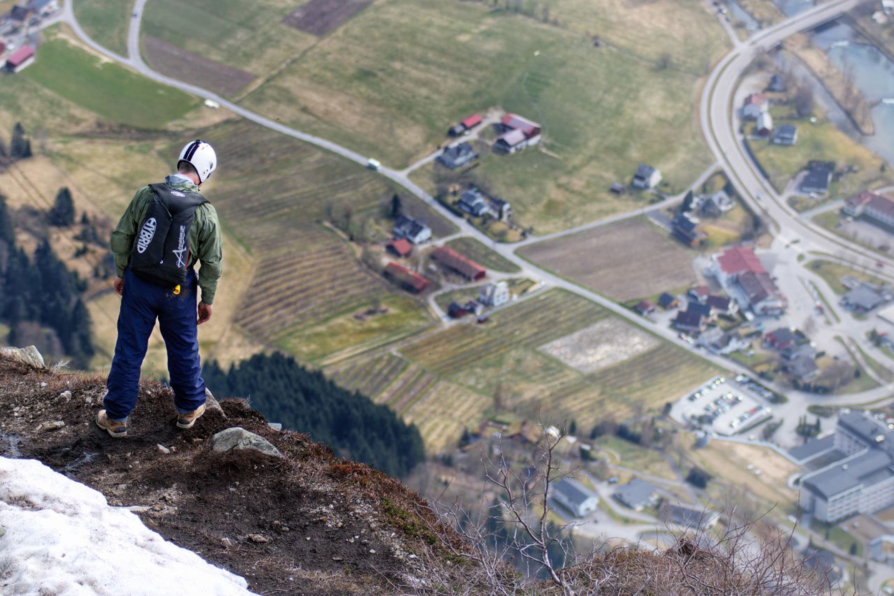 Bildet viser en elev på fjelltur.