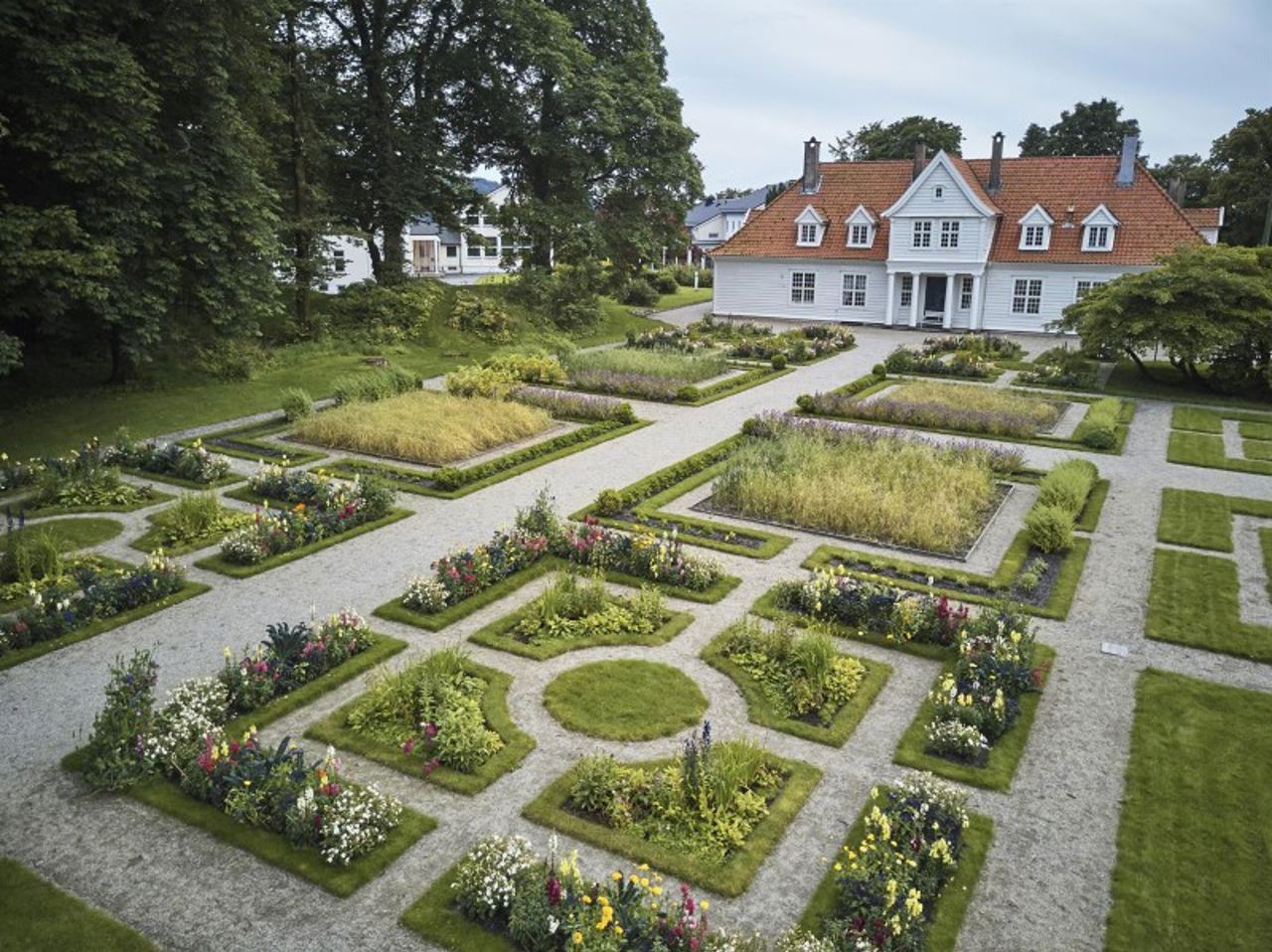  Bilde av den historiske hagen og hovedbygningen