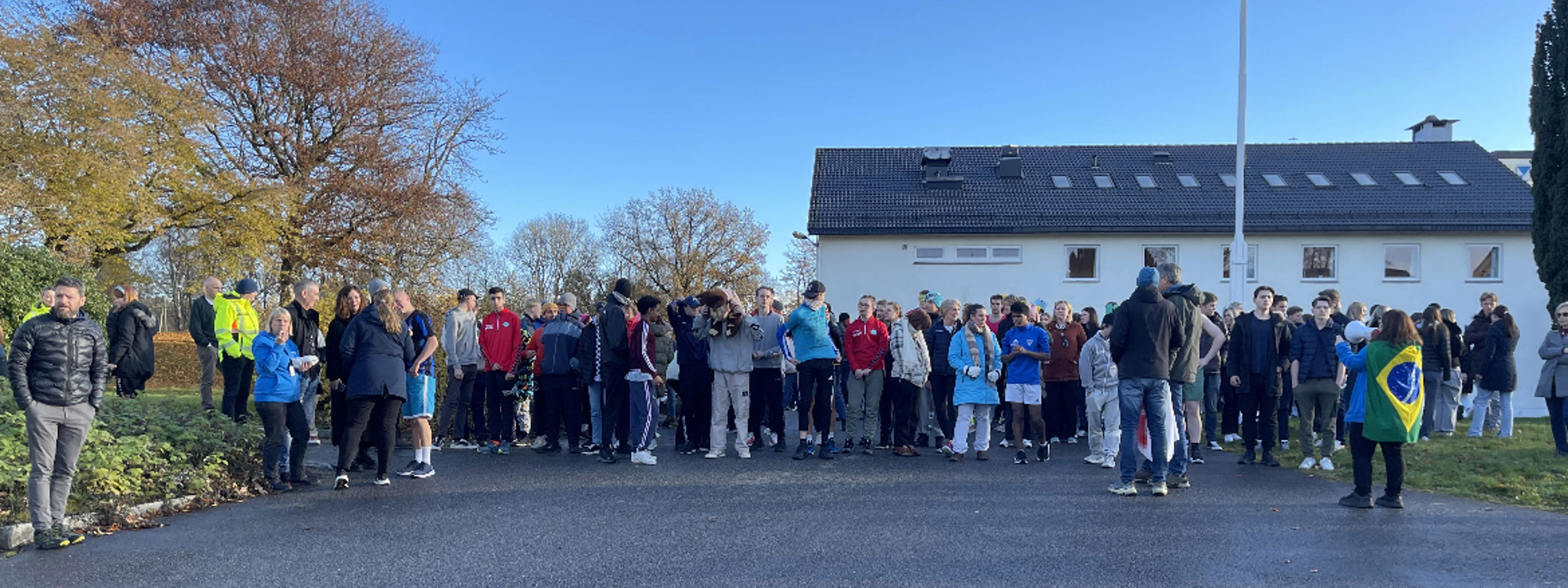 Bildet viser en gruppe mennesker stilt opp for å løpe
