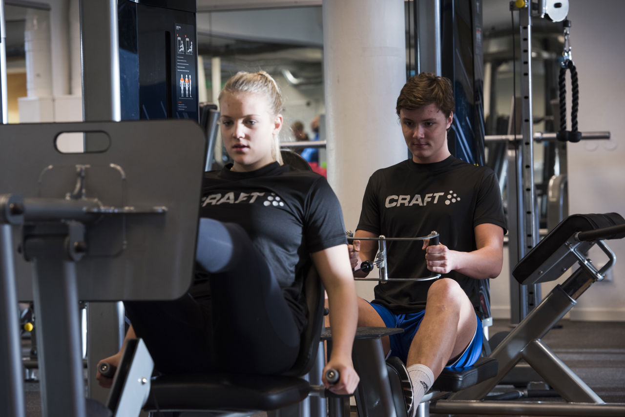 Bilde viser elever som trener på Stend fitness.