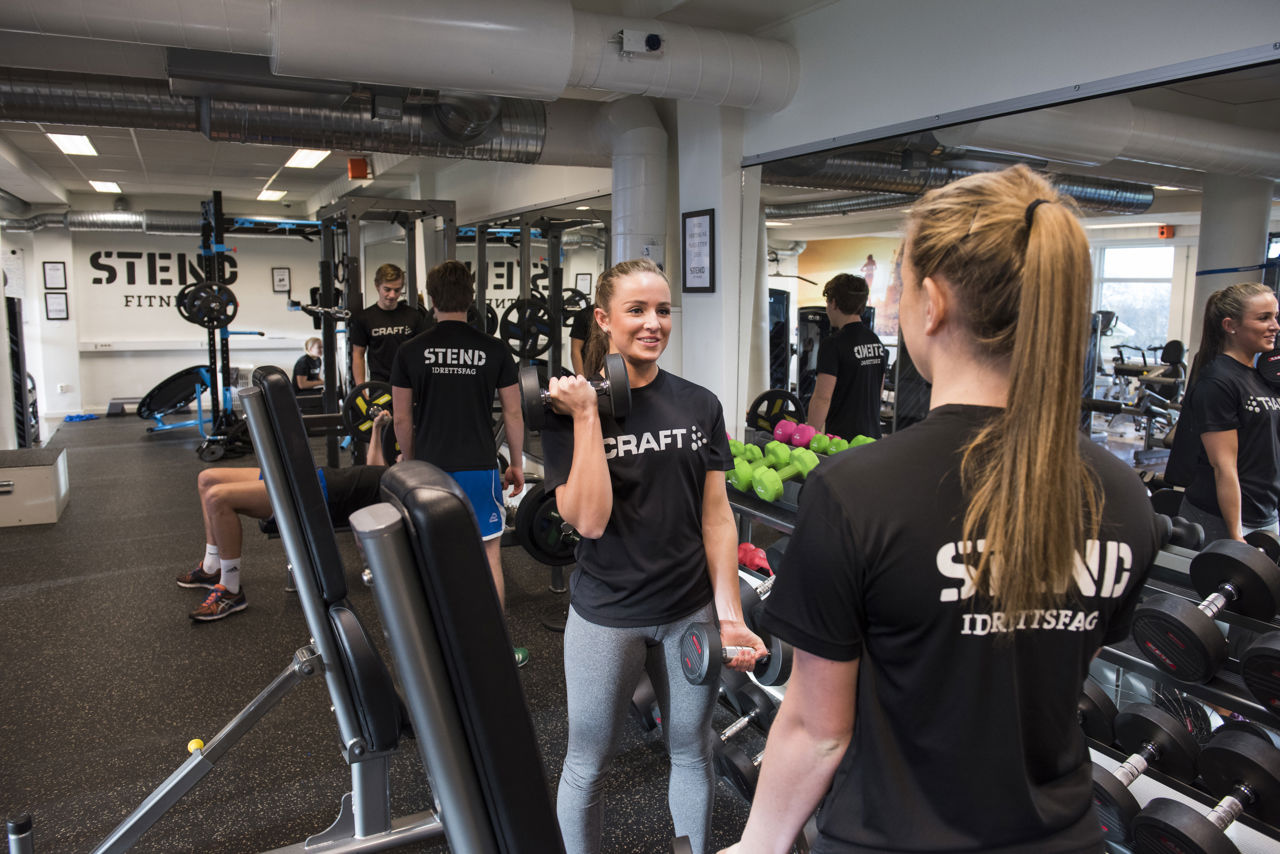 På bildet ser vi elever som trener på Stend Fitness