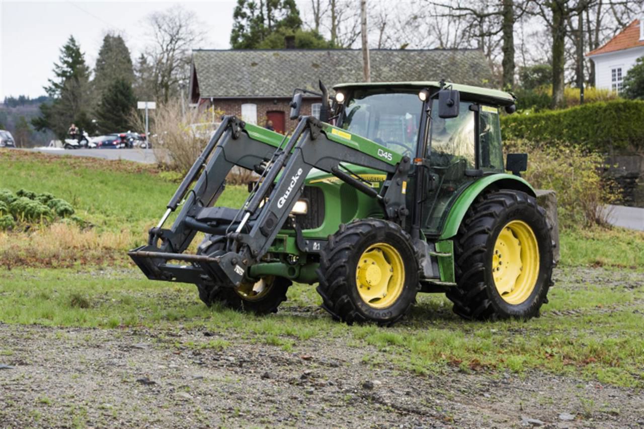 Bildet viser en traktor på en mark
