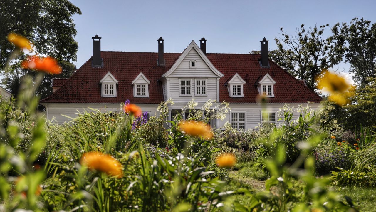 Bildet viser hovedbygningen på Stend
